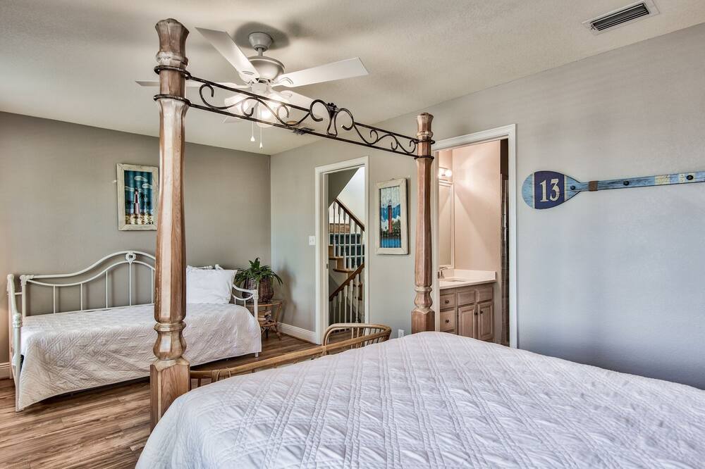 Photo of Bathroom in Crystal Shores