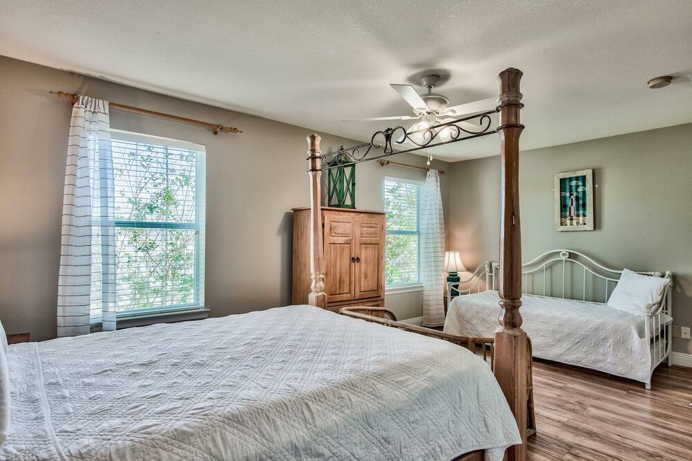 Photo of Bathroom in Crystal Shores