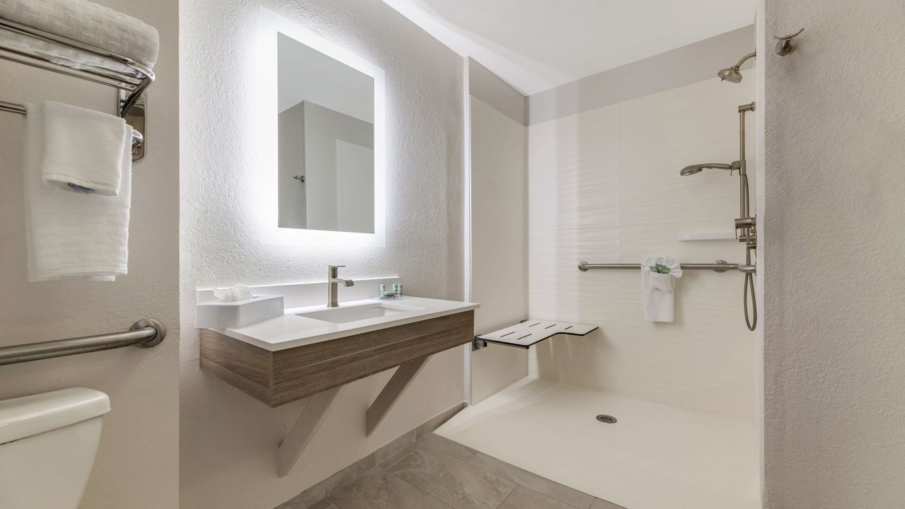 Photo of Bathroom in Auburndale