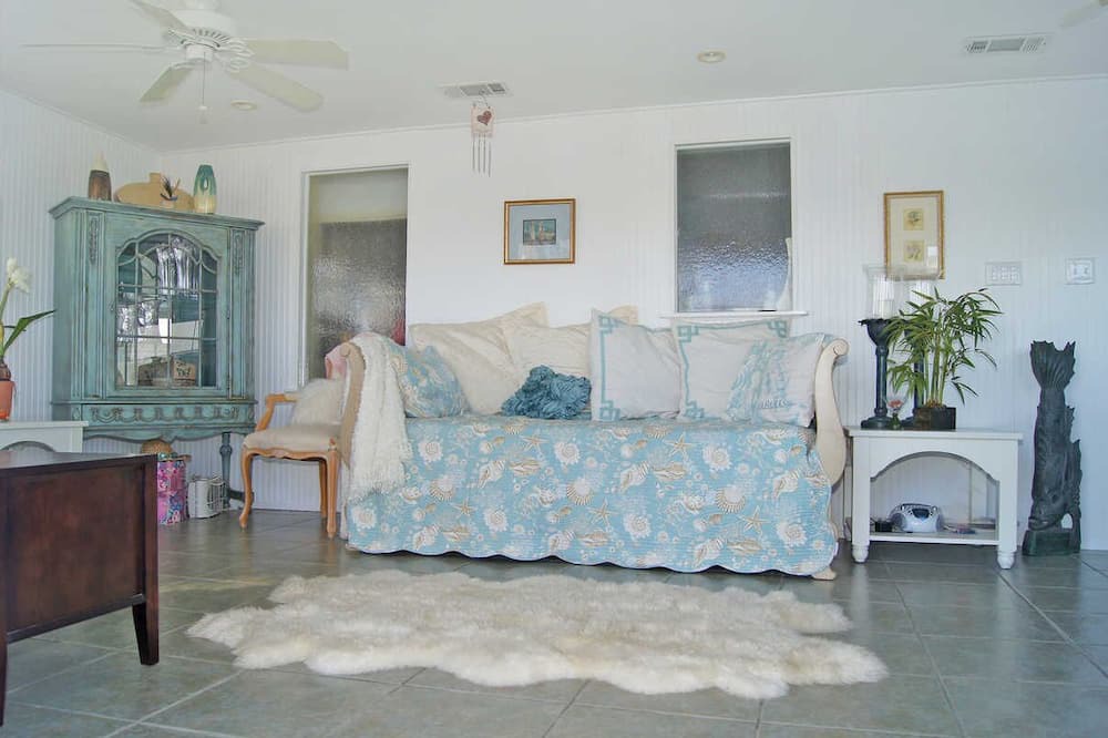 Photo of Livingroom in Independence Square