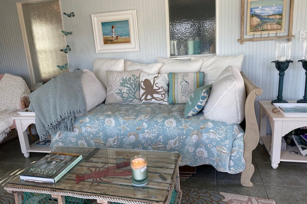 Photo of Livingroom in Independence Square