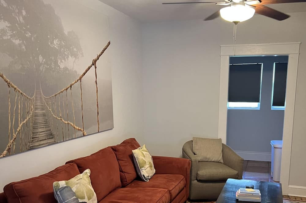 Photo of Livingroom in Parrot Cove