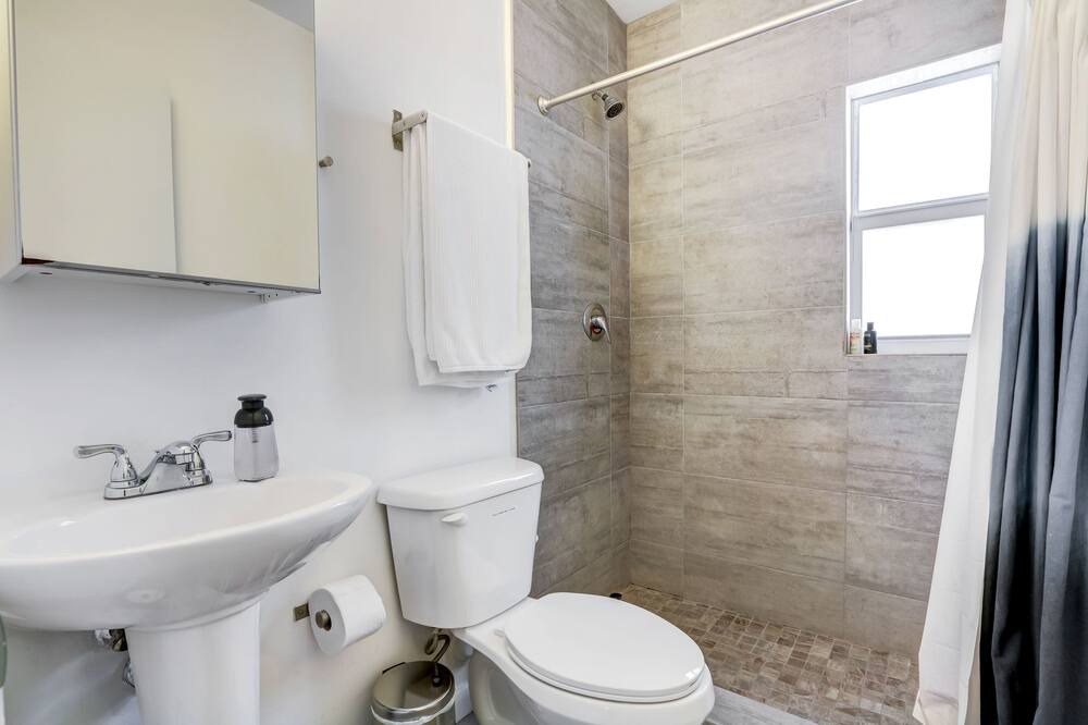 Photo of Bathroom in El Portal