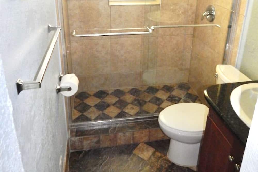 Photo of Bathroom in Highland Park Delray