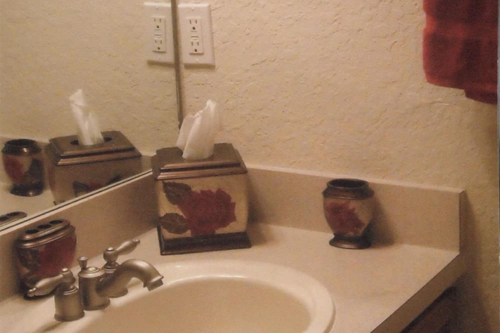 Photo of Bathroom in Trafalgar Village