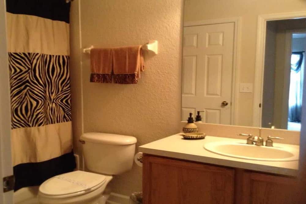Photo of Bathroom in Trafalgar Village