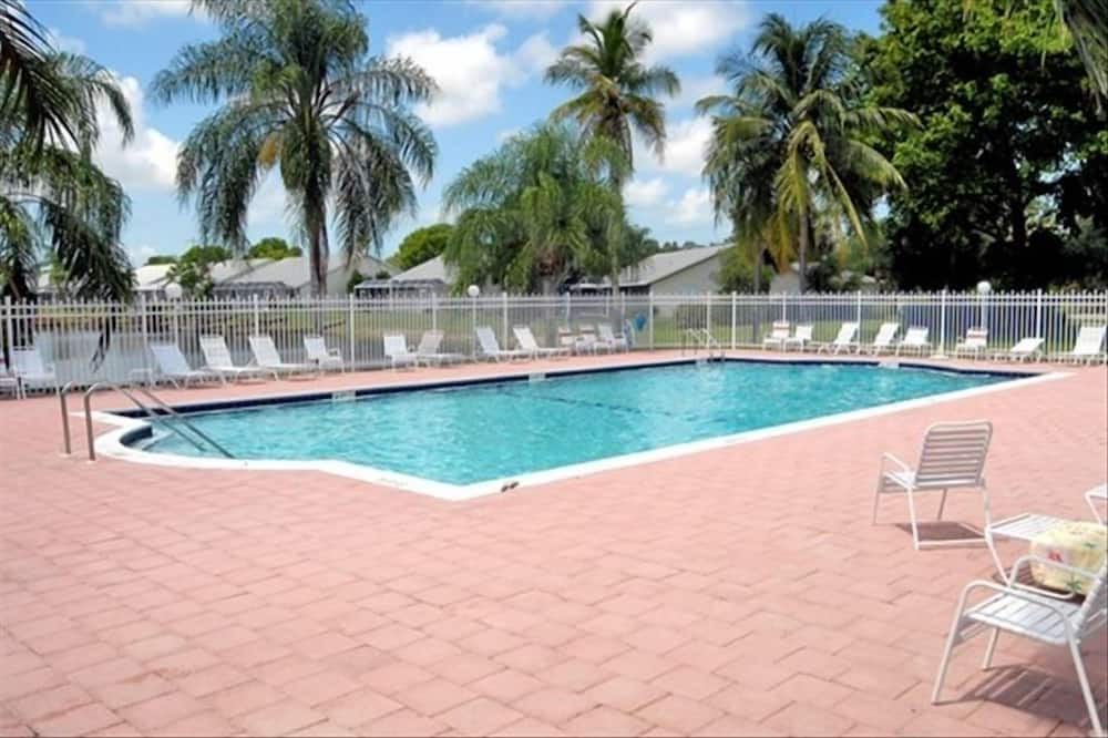 Photo of Outdoor in Crown Pointe