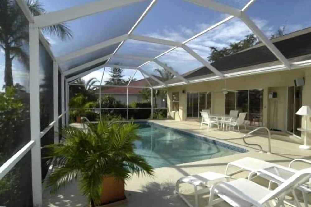 Photo of Outdoor in Crown Pointe
