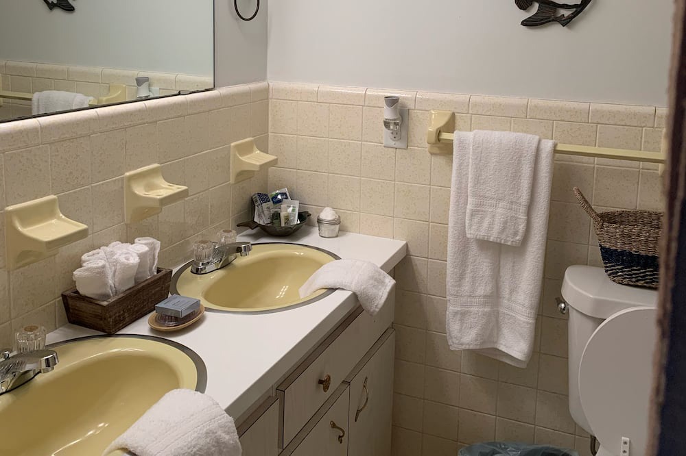 Photo of Bathroom in Auburndale
