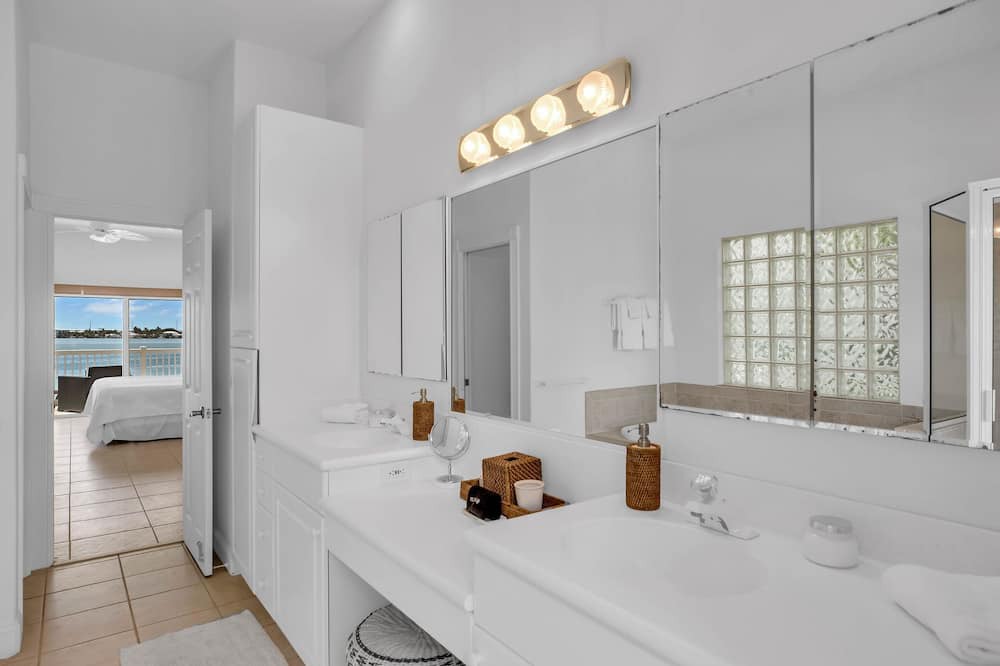 Photo of Bathroom in Coury