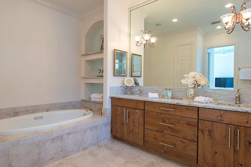 Photo of Bathroom in Lake Park