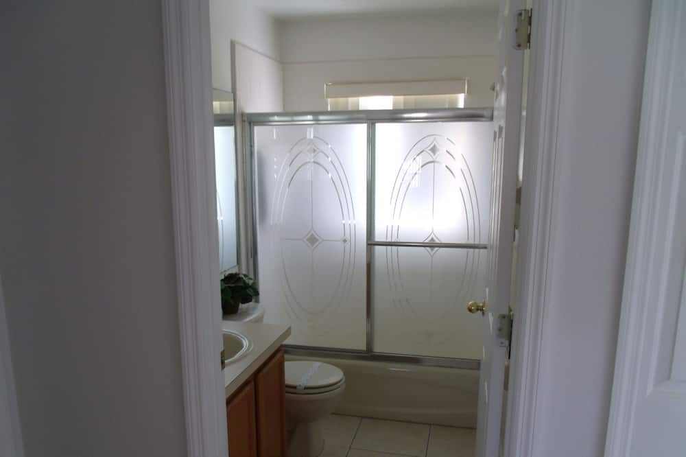 Photo of Bathroom in Bridgewater Crossing