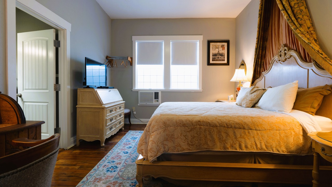 Photo of Bedroom in Arcadia Historic District