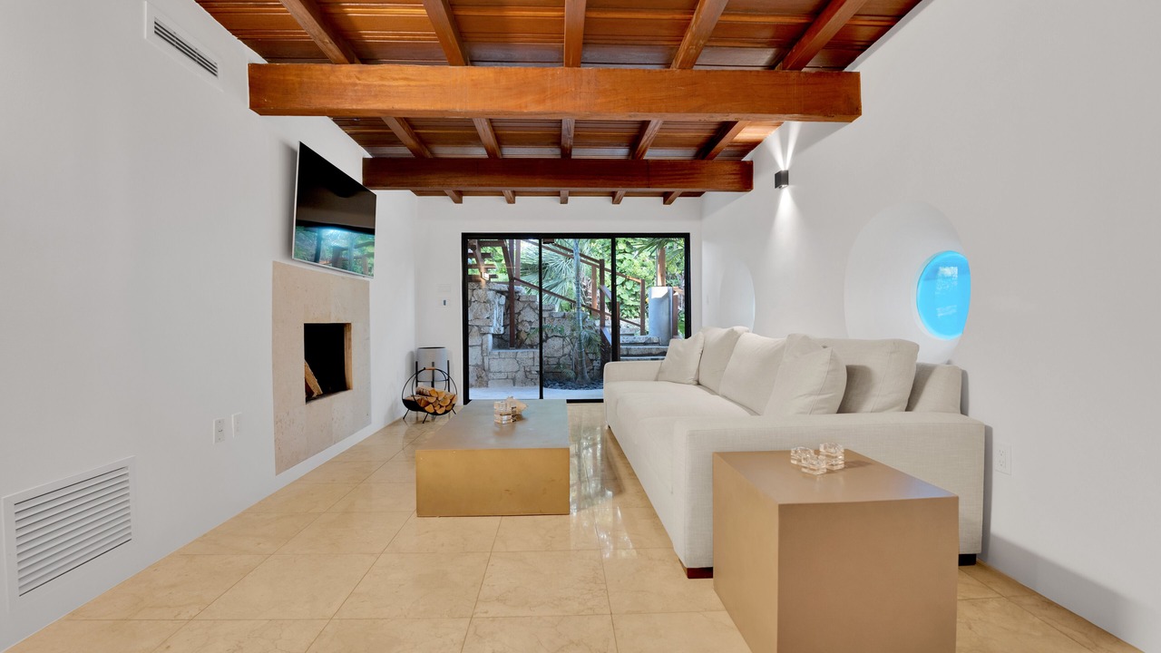 Photo of Livingroom in Ludlam