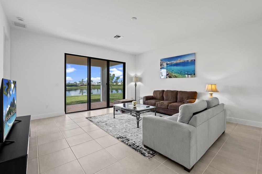 Photo of Livingroom in Hunt Club
