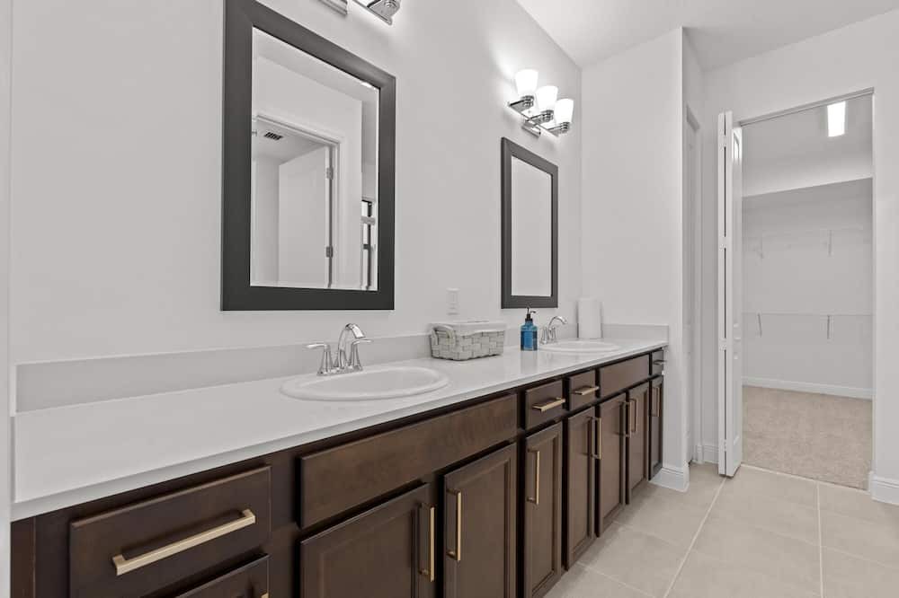 Photo of Bathroom in Hunt Club