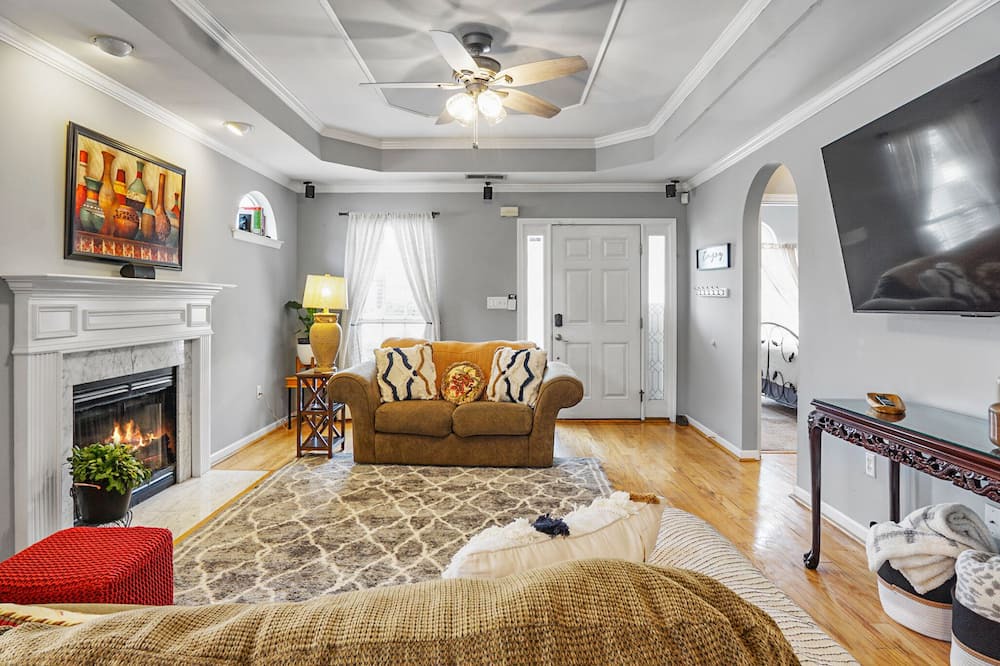 Photo of Livingroom in Pelham