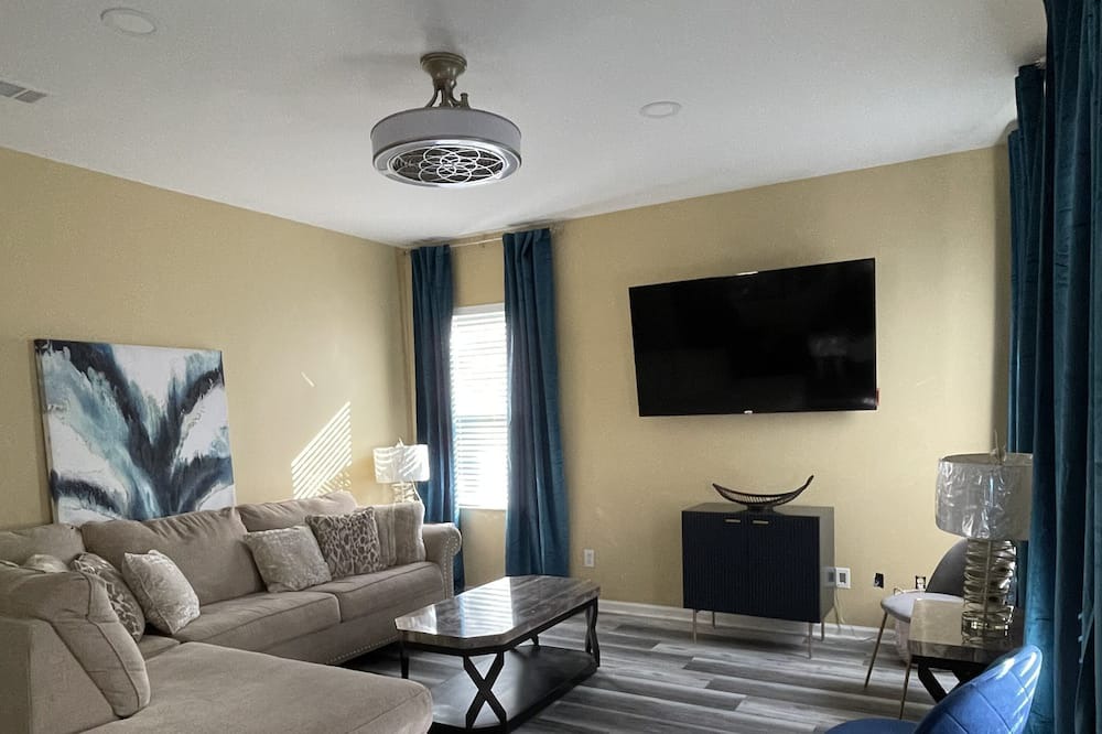 Photo of Livingroom in Urban Core