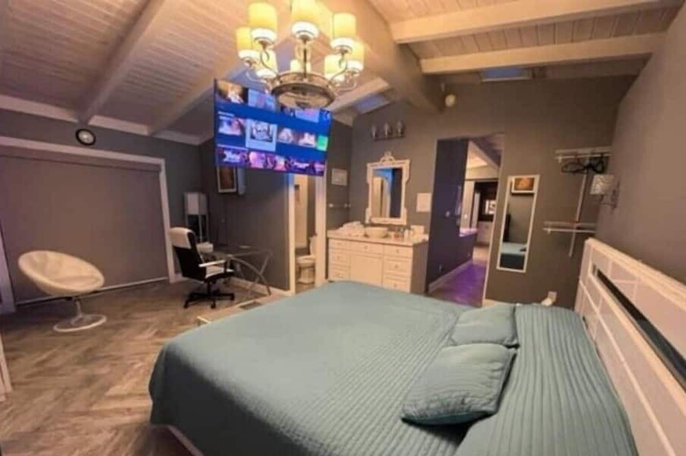 Photo of Bedroom in Lauderdale Isles