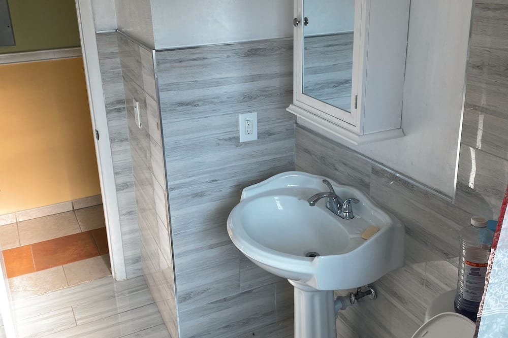 Photo of Bathroom in Green Meadow