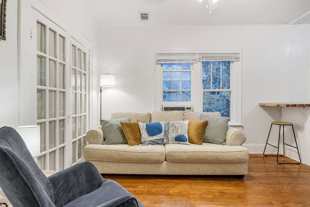 Photo of Livingroom in Historic Uptown