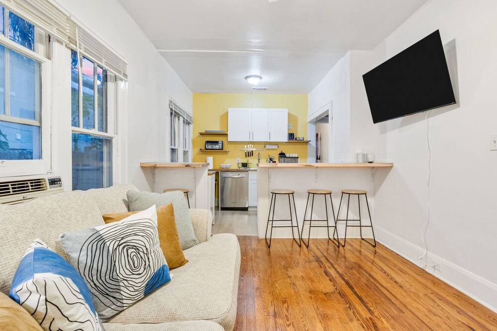 Photo of Livingroom in Historic Uptown