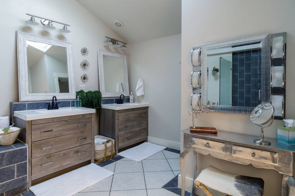 Photo of Bathroom in Midtown