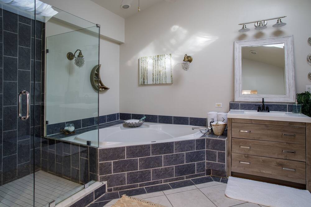 Photo of Bathroom in Midtown