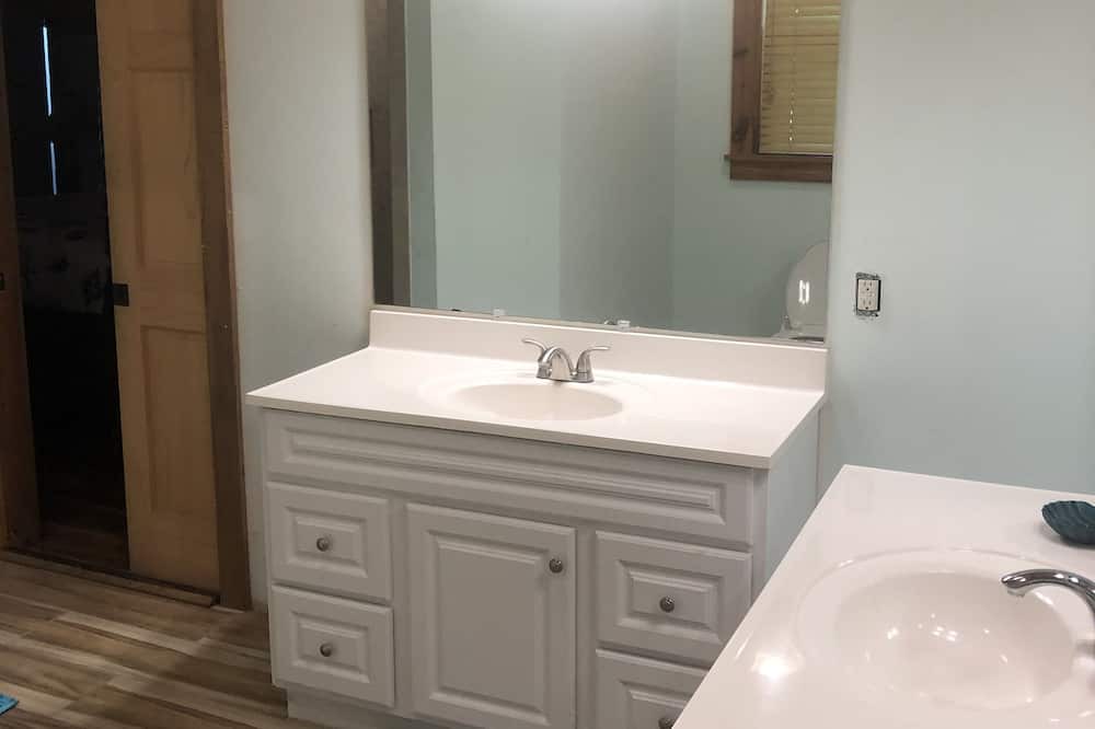 Photo of Bathroom in Eastpoint