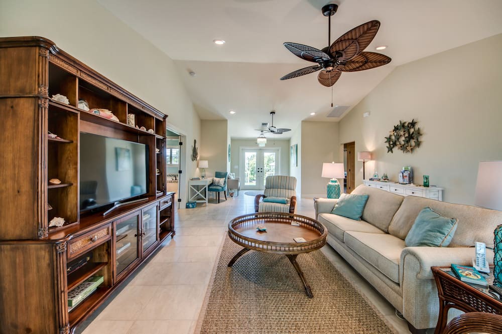 Photo of Livingroom in Beachview Country Club Estates