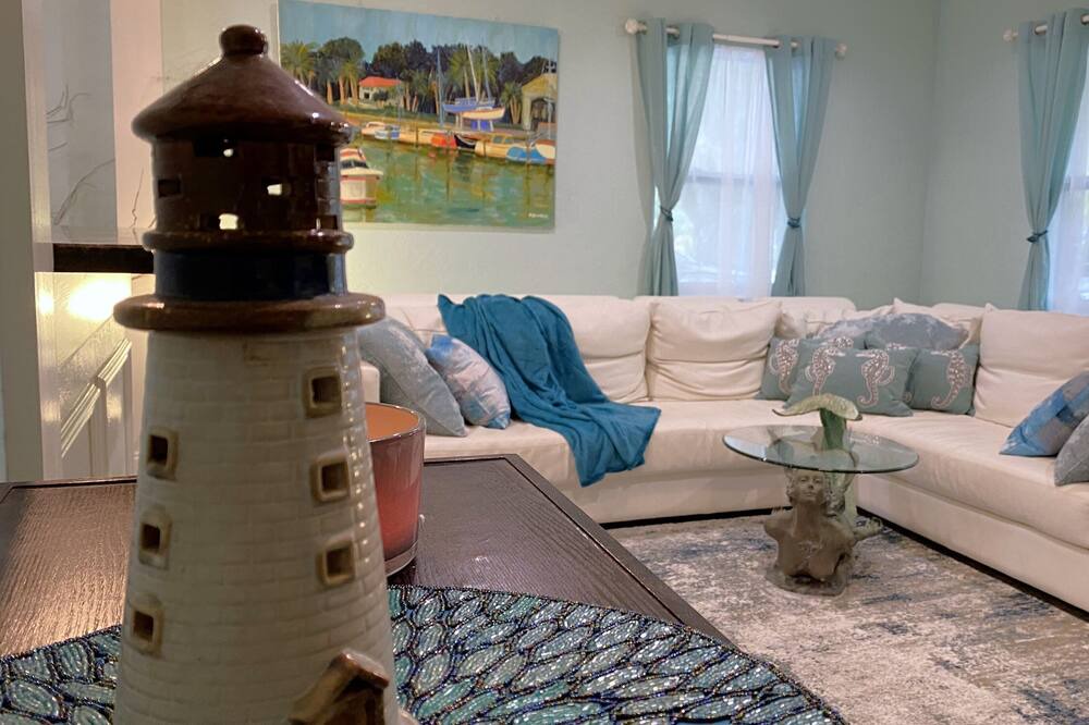 Photo of Livingroom in Gillespie Park