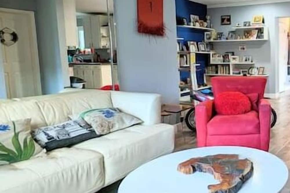 Photo of Livingroom in Lauderhill
