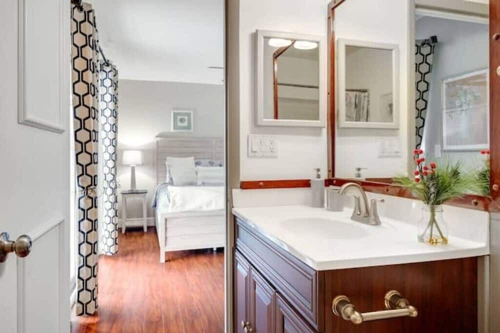 Photo of Bathroom in Charlotte Park