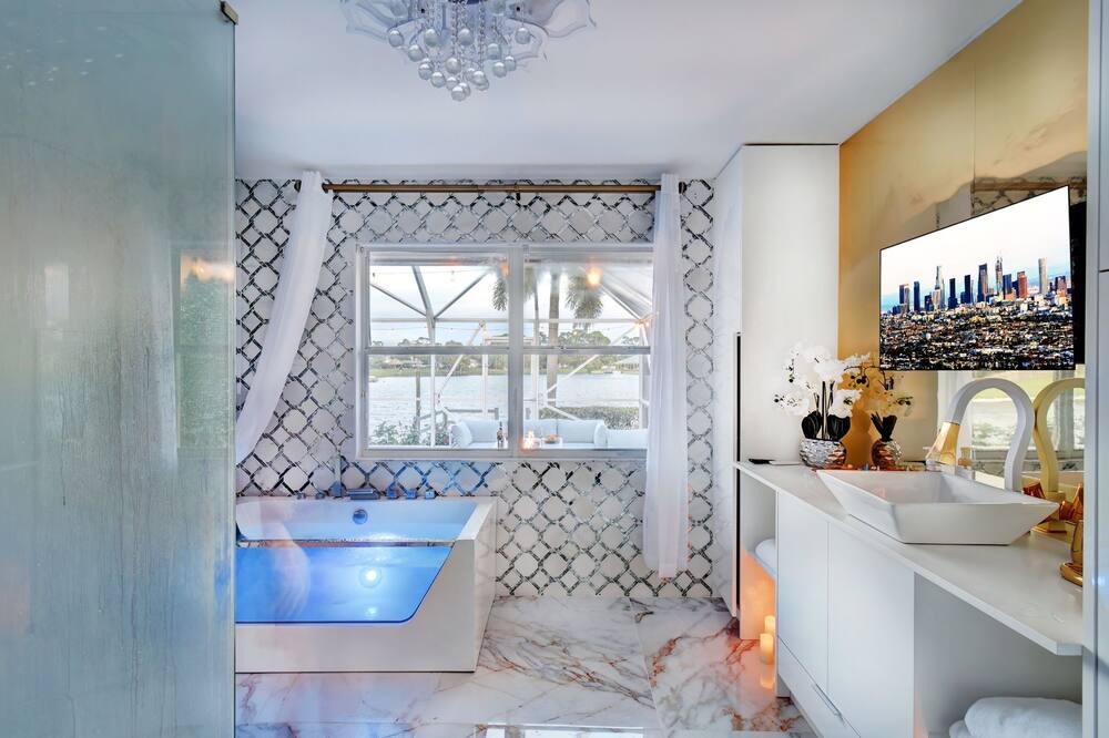 Photo of Bathroom in Greenview Shores