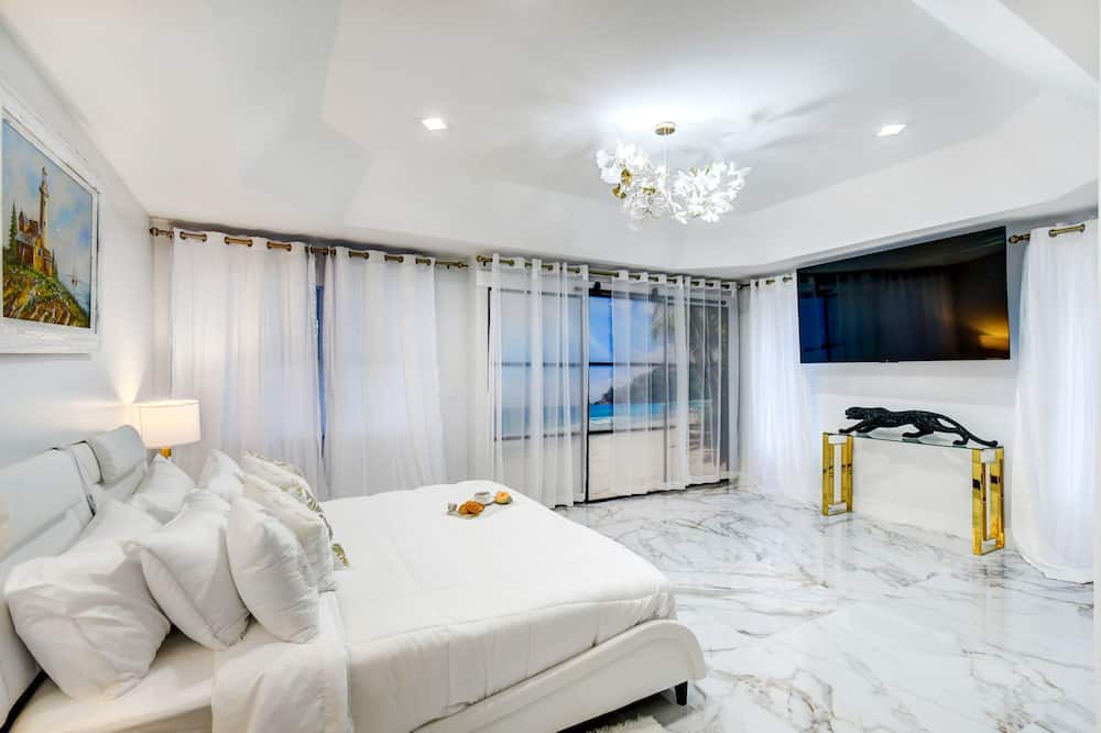 Photo of Bedroom in Greenview Shores