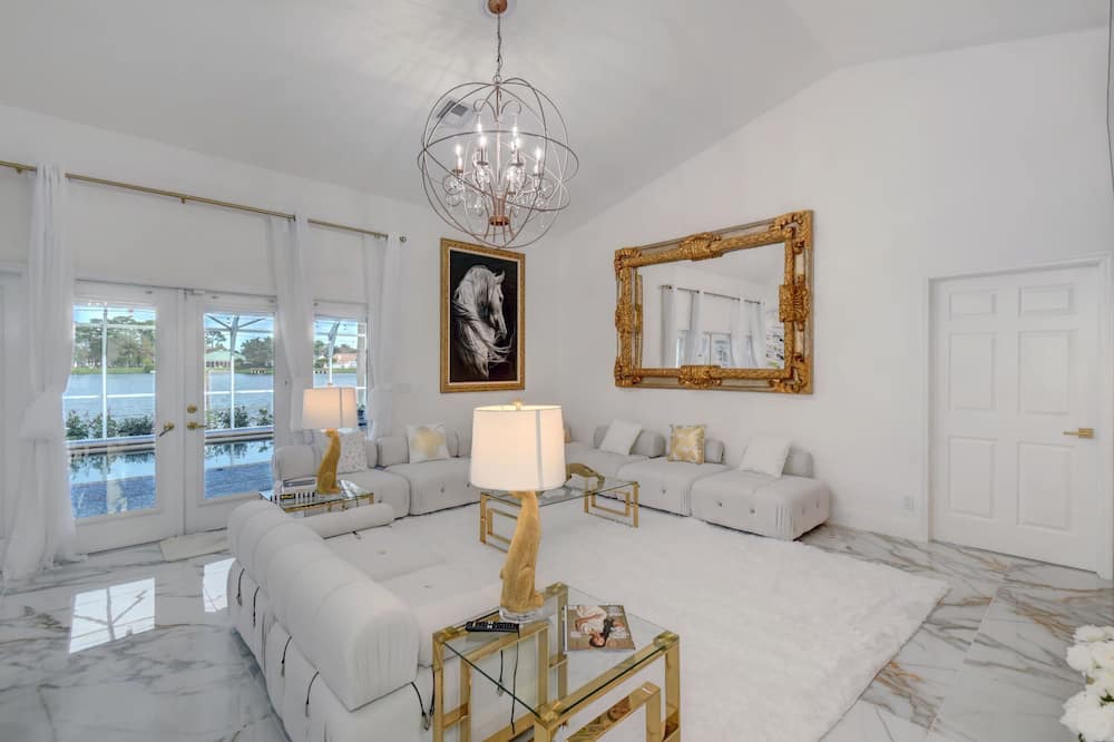 Photo of Livingroom in Greenview Shores