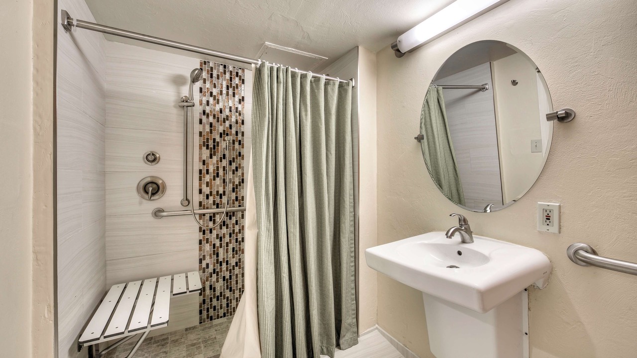 Photo of Bathroom in Park Shore