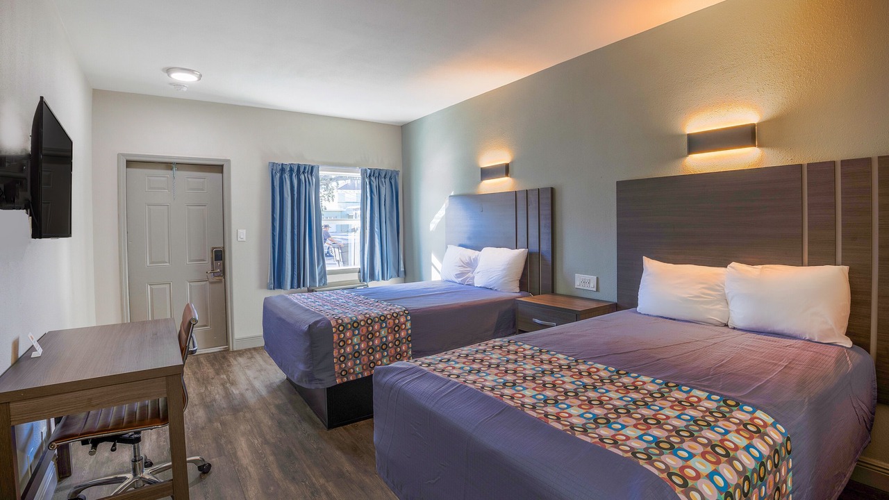 Photo of Bedroom in Le Barons Of Titusville