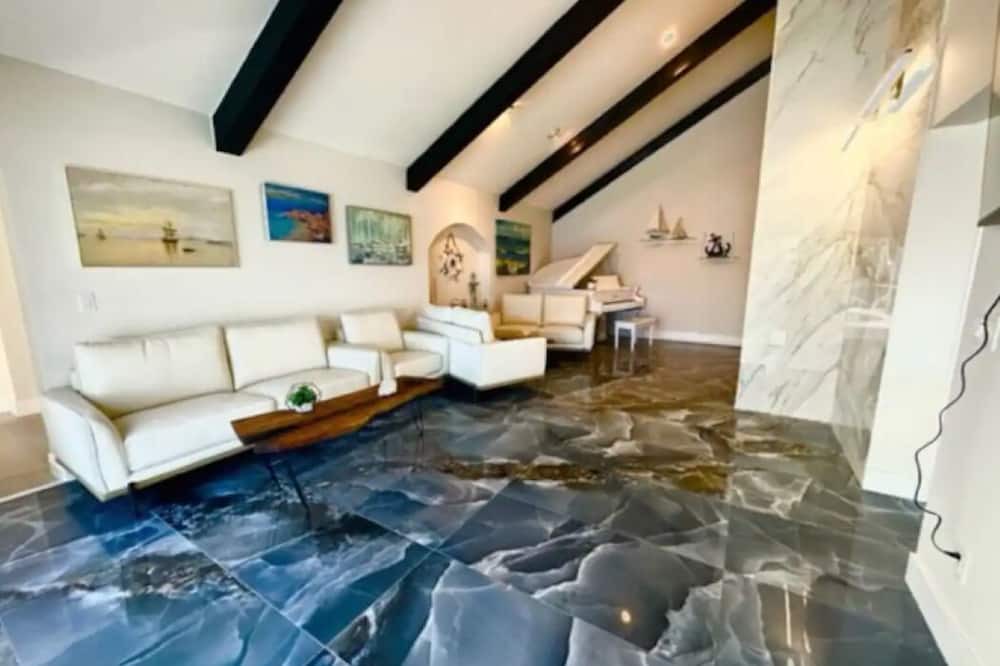 Photo of Livingroom in Greenview Shores