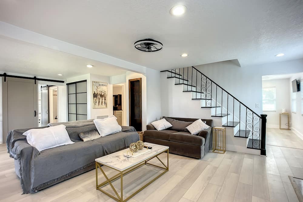 Photo of Livingroom in Northside
