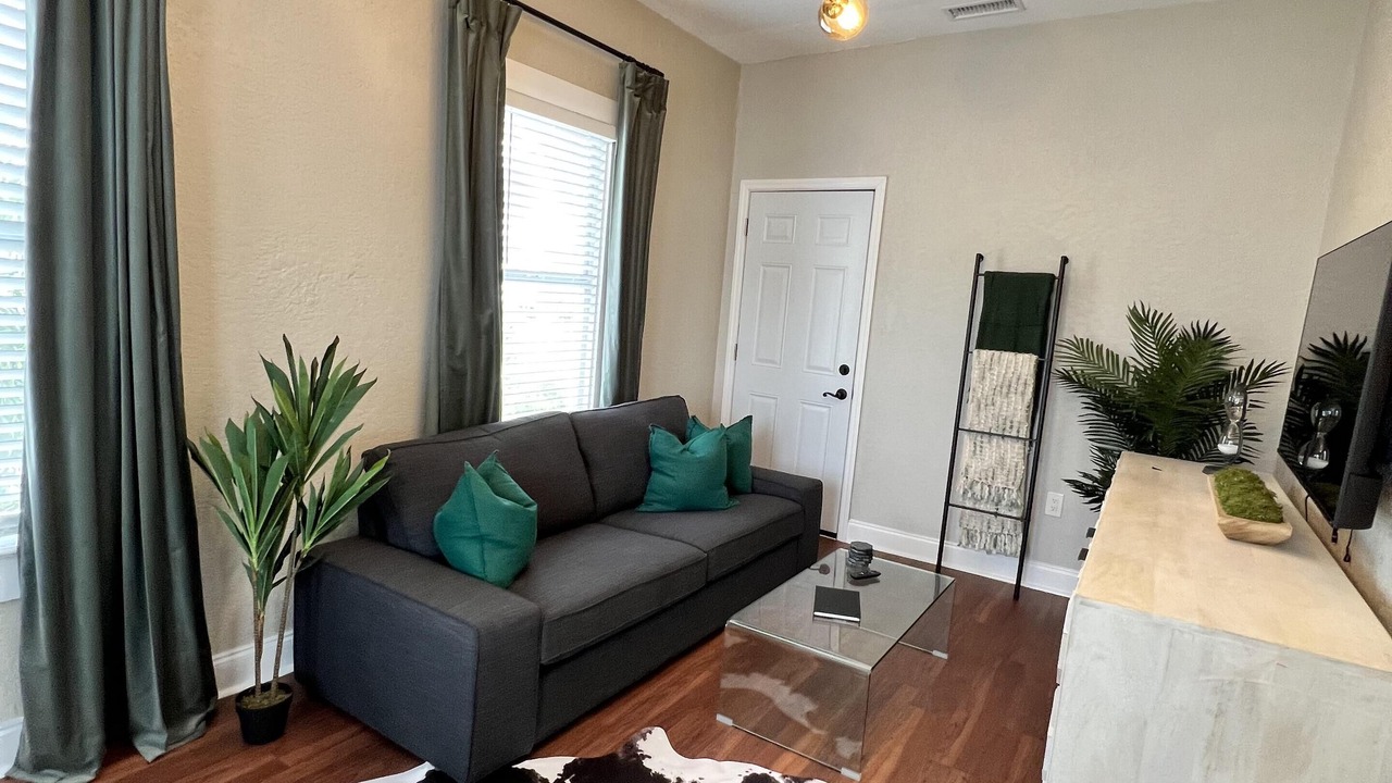 Photo of Livingroom in Courier City - Oscawana