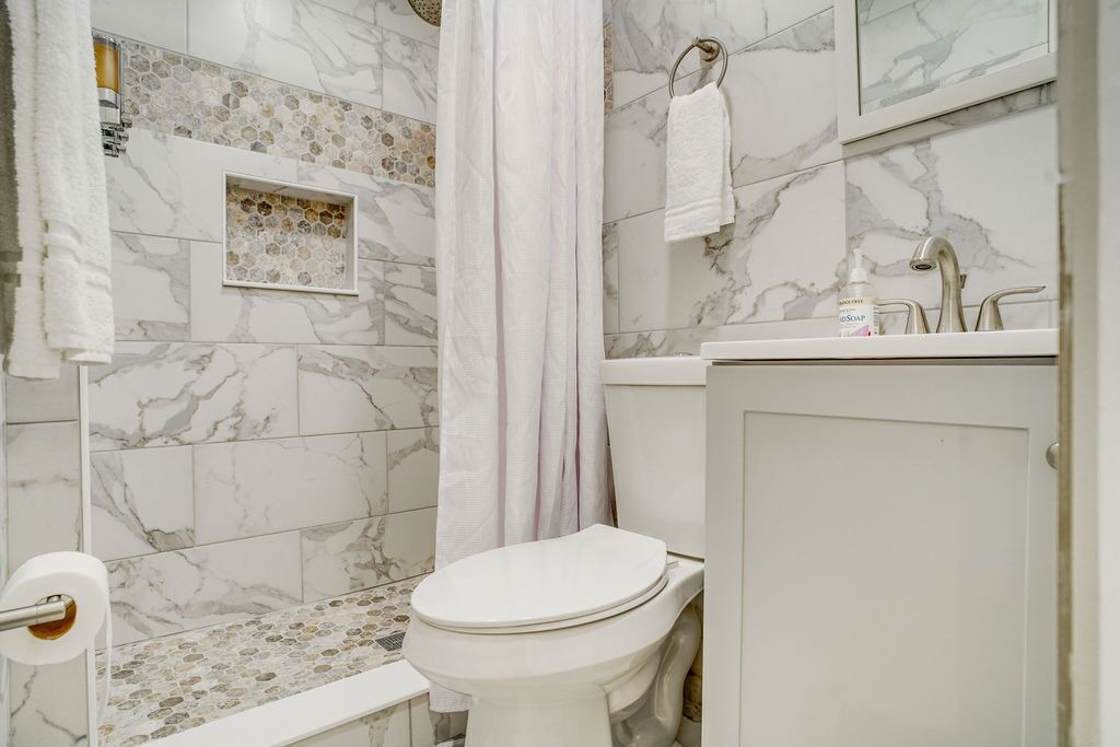 Photo of Bathroom in Bayshore Gardens