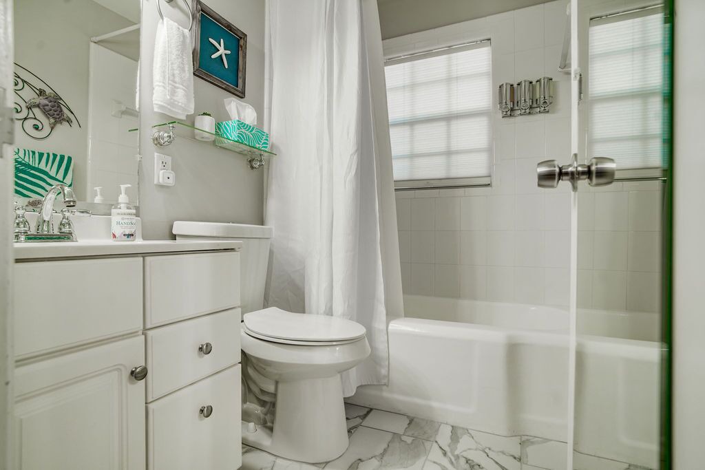 Photo of Bathroom in Bayshore Gardens