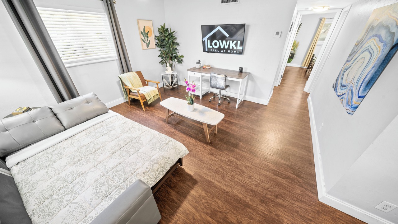 Photo of Livingroom in Central Oakland Park