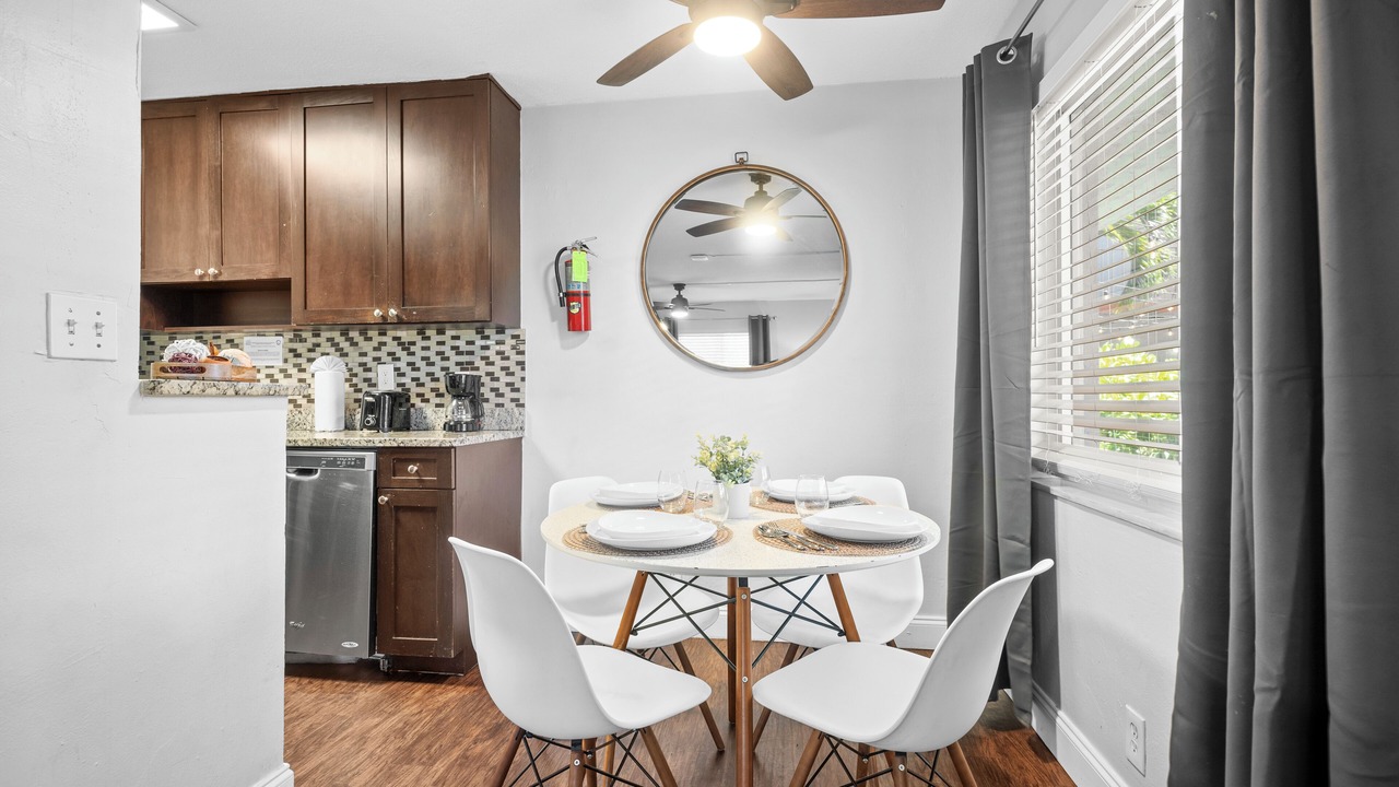 Photo of Livingroom in Central Oakland Park