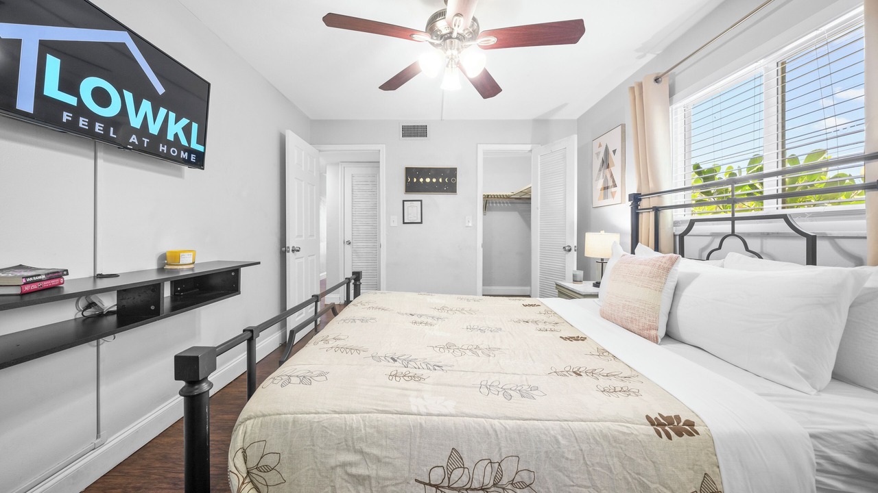 Photo of Bedroom in Central Oakland Park