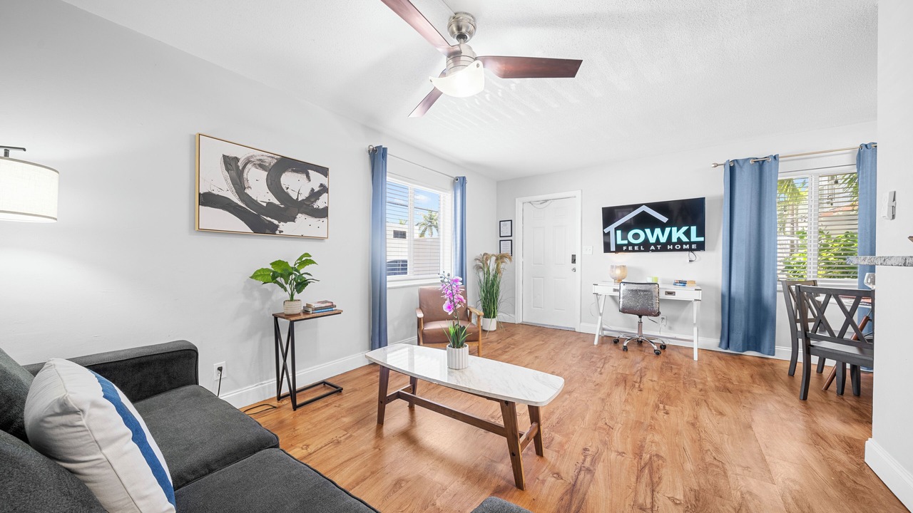 Photo of Livingroom in Central Oakland Park