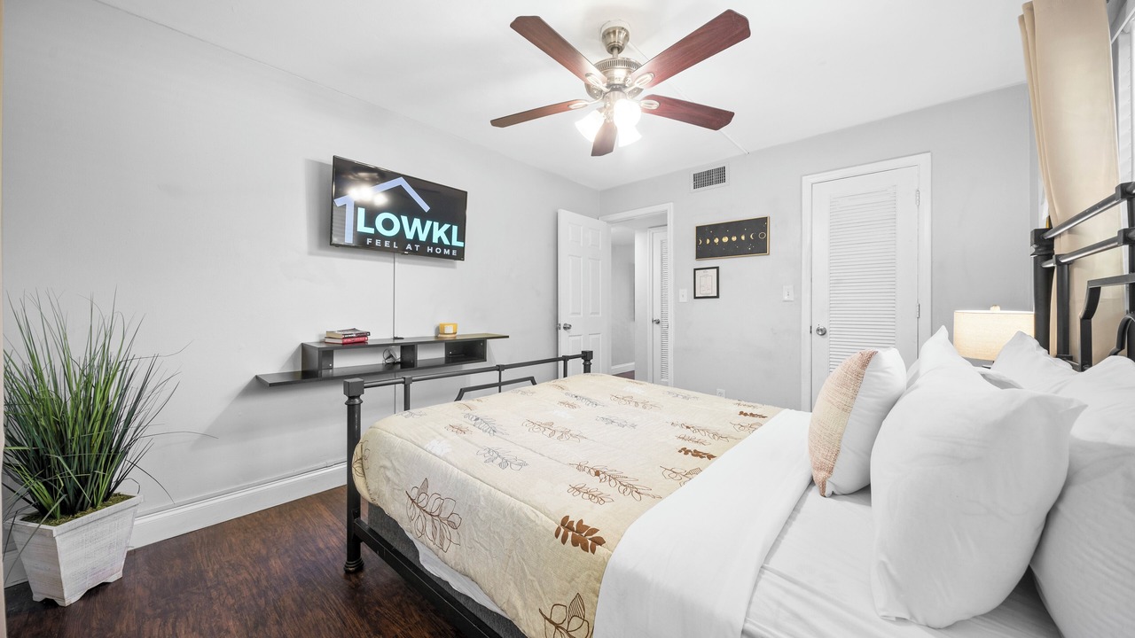Photo of Bedroom in Central Oakland Park