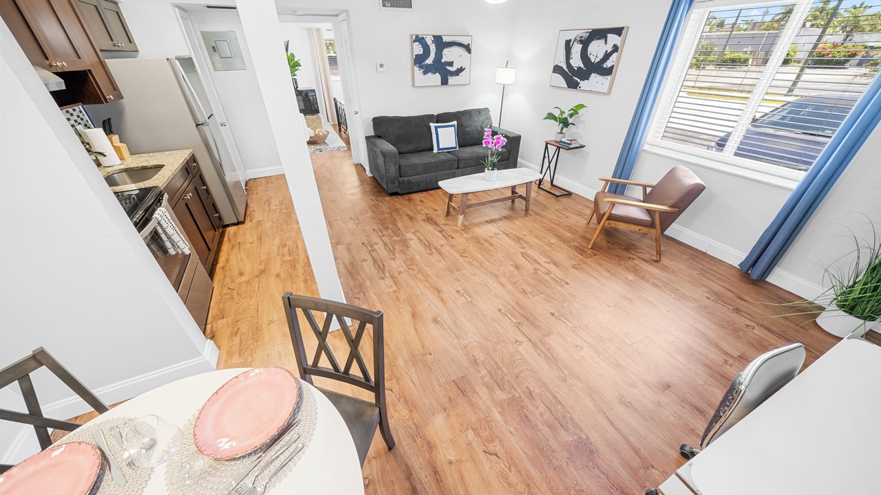 Photo of Livingroom in Central Oakland Park