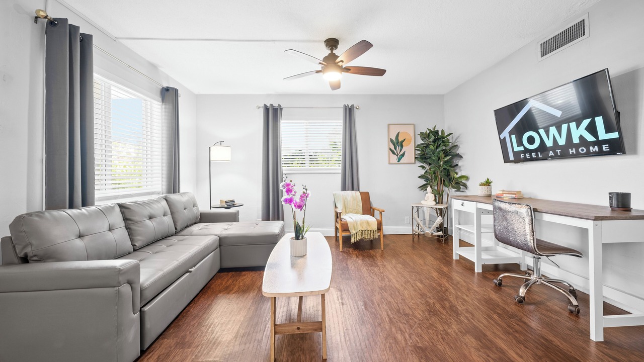 Photo of Livingroom in Central Oakland Park